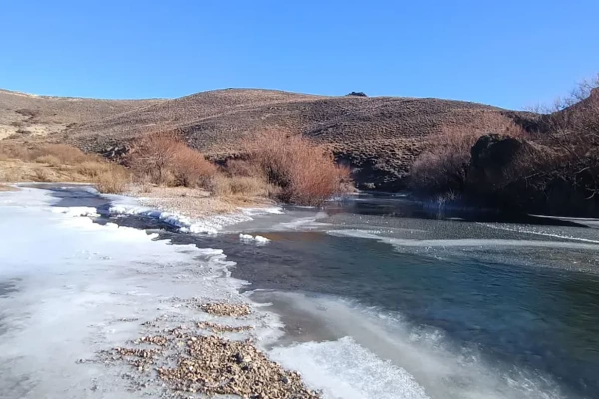 El río Pichi Leufu, congelado en Río Negro por la ola polar