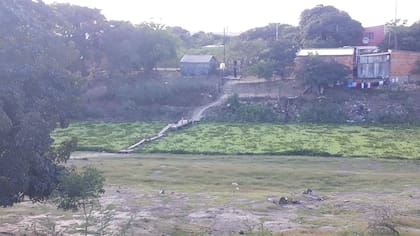 El río Pilcomayo es un hilo de agua que divide las localidades de Clorinda y la paraguaya Nanawa.