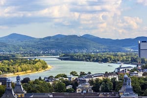 El río Rin atraviesa la calma de Bonn