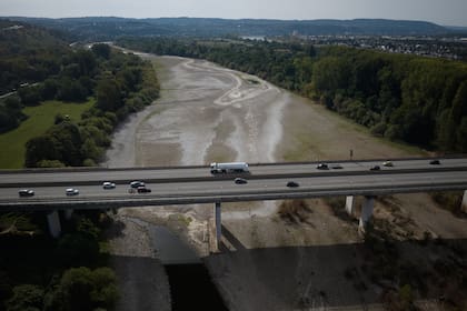El río Rin discurre con escaso caudal cerca de Bendorf, Alemania
