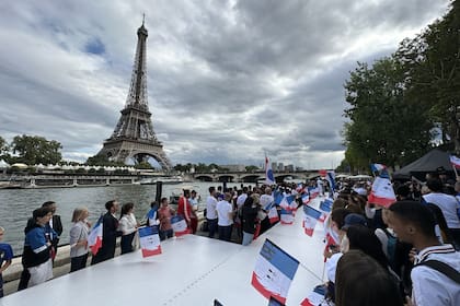 El río Sena, con la Torre Eiffel de fondo, el escenario elegido para una inédita ceremonia inaugural de los Juegos Olímpicos de París 2024