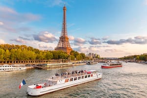 El río Sena está siendo sometido a un proceso de limpieza general para que se pueda nadar durante la prueba de aguas abiertas de París 2024
