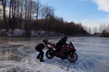 El río Volga, el más largo de Europa, en su paso por la ciudad rusa de Kazán se convirtió en una pista de motos