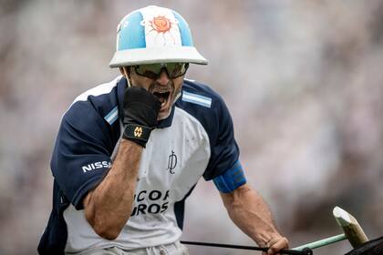 El rito sagrado: Adolfito celebrando una nueva conquista con La Dolfina