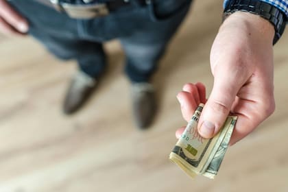El ritual de colocar un billete en el zapato es uno de los más efectivos para realizar durante Año Nuevo (Pexels/Lukas)