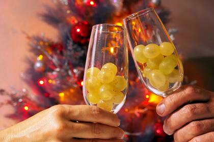 El ritual de comer 12 uvas en Año Nuevo representa la buenaventura para muchos