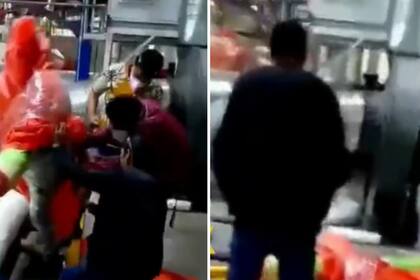 El ritual de iniciación consiste en esconder al nuevo empleado debajo de bolsas plásticas para que se libre por sí mismo