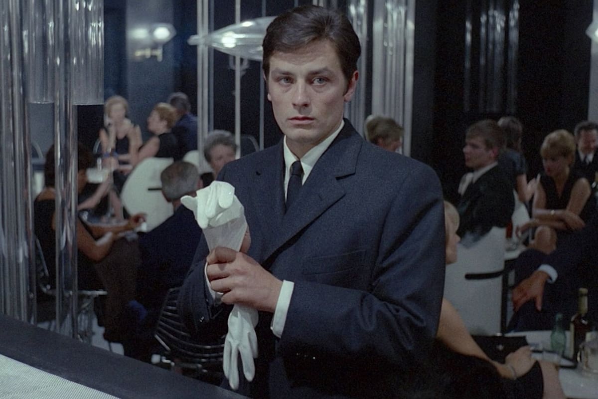 El ritual de Jef Costello (Alain Delon) en la perfecta composición cromática del director de fotografía Henri Decäe para El samurái, de Jean Pierre Melville