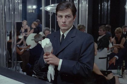 El ritual de Jef Costello (Alain Delon) en la perfecta composición cromática del director de fotografía Henri Decäe para El samurái, de Jean Pierre Melville