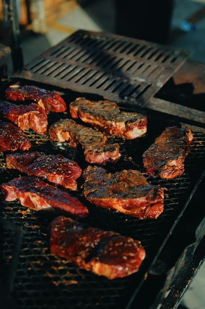 El ritual del asado conlleva otras costumbres de preparación, como el uso de chimichurri y maderas con aroma