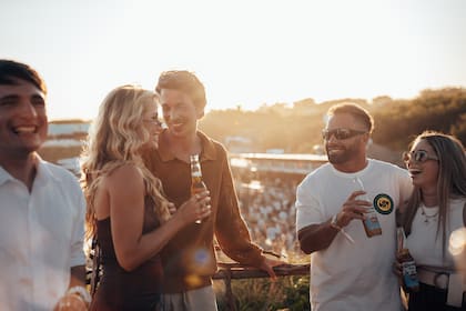 El ritual del atardecer, con música electrónica y vida de playa.