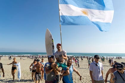 El ritual del surf en la playa: el equipo argentino levantó en andas a Santi, con la bandera y el “dale campeón” tronó en Tahara.