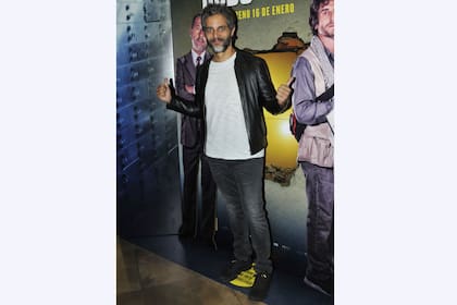 Joaquín Furriel quiso posar en la gigantografía de sus dos colegas y protagonistas de El robo del siglo