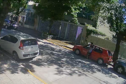 El robo del auto fue captado por una cámara de seguridad