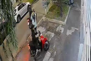 Una mujer le dio una descarga eléctrica a distancia a un ladrón que intentaba robarle la moto