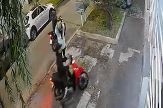 Una mujer le dio una descarga eléctrica a distancia a un ladrón que intentaba robarle la moto