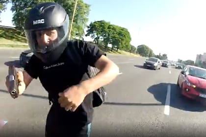 El robo fue filmado por la cámara que portaba la víctima en su casco