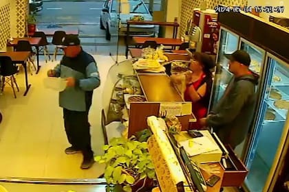 El robo quedó registrado en la cámara de seguridad del interior de la panadería