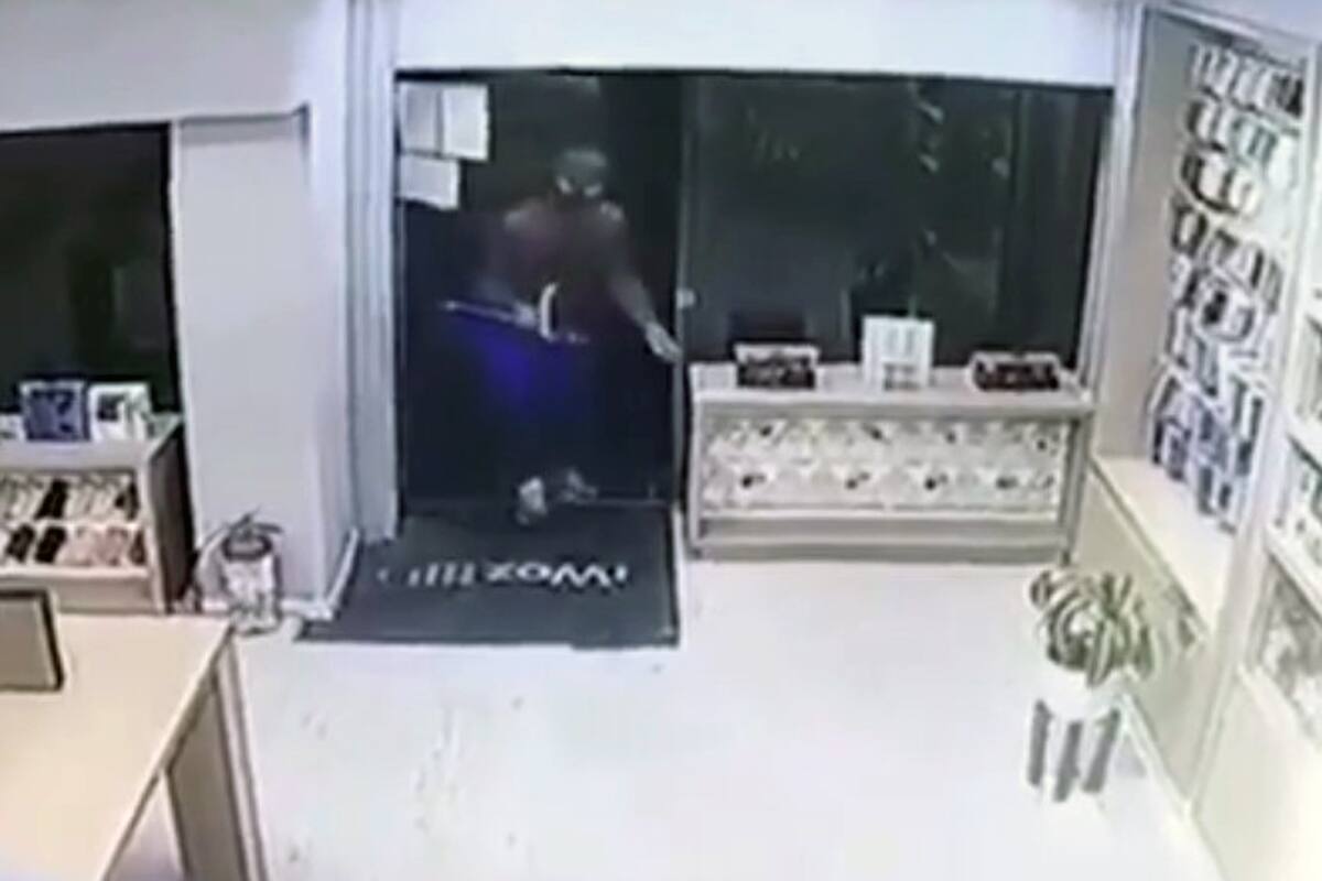 El robo quedó registrado en las cámaras de seguridad del local.