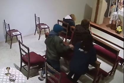 El robo quedó registrado en las cámaras de seguridad de la capilla