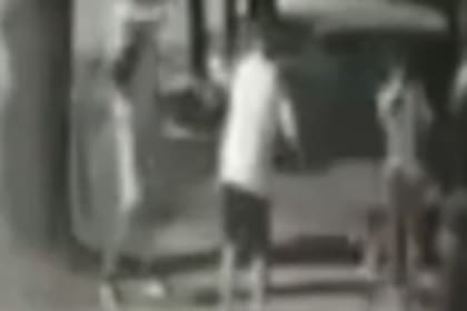 El robo y disparo quedó grabado en una cámara de seguridad privada