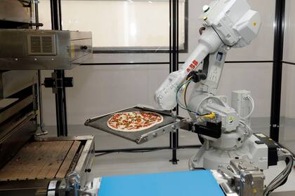 El robot actual de la pizzería Zume todavía no controla toda la elaboración de la pizza, pero sí varias etapas