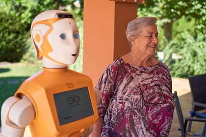 El robot ARI, de la empresa PAL Robotics, junto a una participante de un proyecto de la compañía