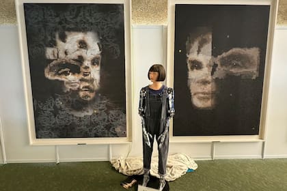 El robot artista Ai-Da junto a sus retratos de Alan Turing; el de la derecha será subastado por Sotheby's a fin de octubre