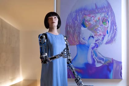 El robot artista Ai-Da y uno de sus autorretratos