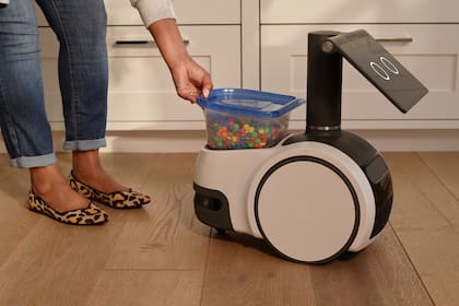 El robot Astro de Amazon tiene un espacio para poner objetos; se le puede ordenar que se los lleva a una persona en particular