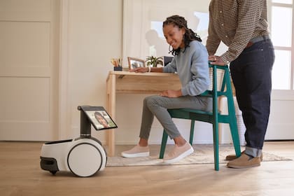 El robot Astro de Amazon tiene una pantalla y cámara incorporadas, y permite hacer videollamadas