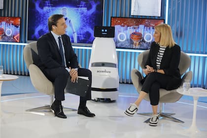 El robot Charlie dialogó con José Del Rio, secretario general de Redacción de LA NACION, y Sofía Vago, CEO de Accenture Argentina