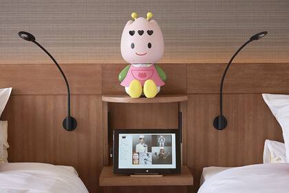 El robot Churi fue uno de los empleados despedidos, tras haber quedado obsoleto y sin la capacidad de responder las preguntas realizadas por los huéspedes