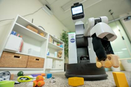 El robot creado por Toyota y Preferred Networks es capaz de levantar las cosas del piso y ordenar tu casa