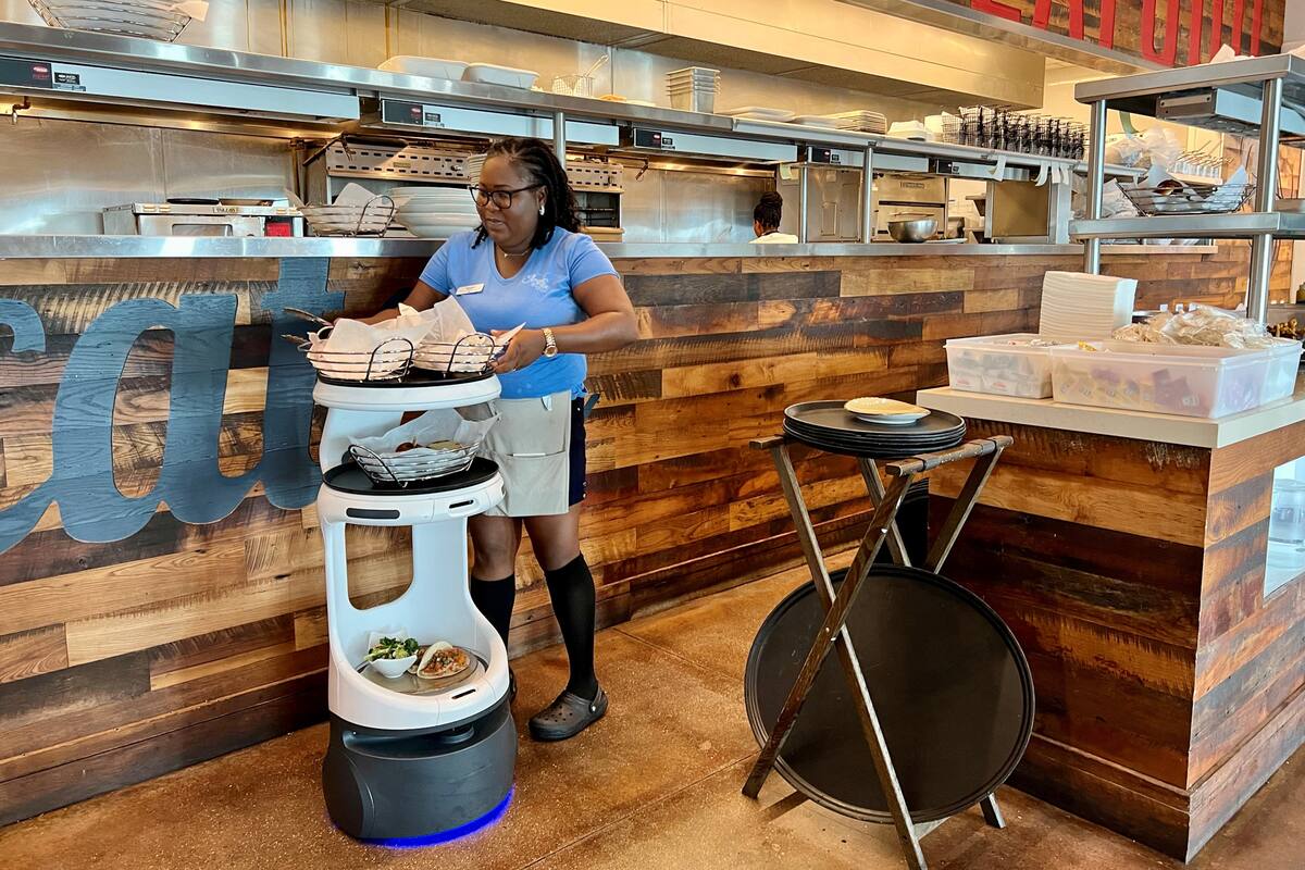 El robot desarrollado por Bear Robotics, Eddie, ayuda a los meseros a entregar comida en Angler & Ale, en Hawks Cay Resort.