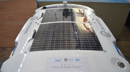 El robot es que está diseñado para recargar sus baterías mientras se encuentra en funcionamiento, a partir de paneles solares que tiene en su cubierta, lo que permite ampliar su autonomía