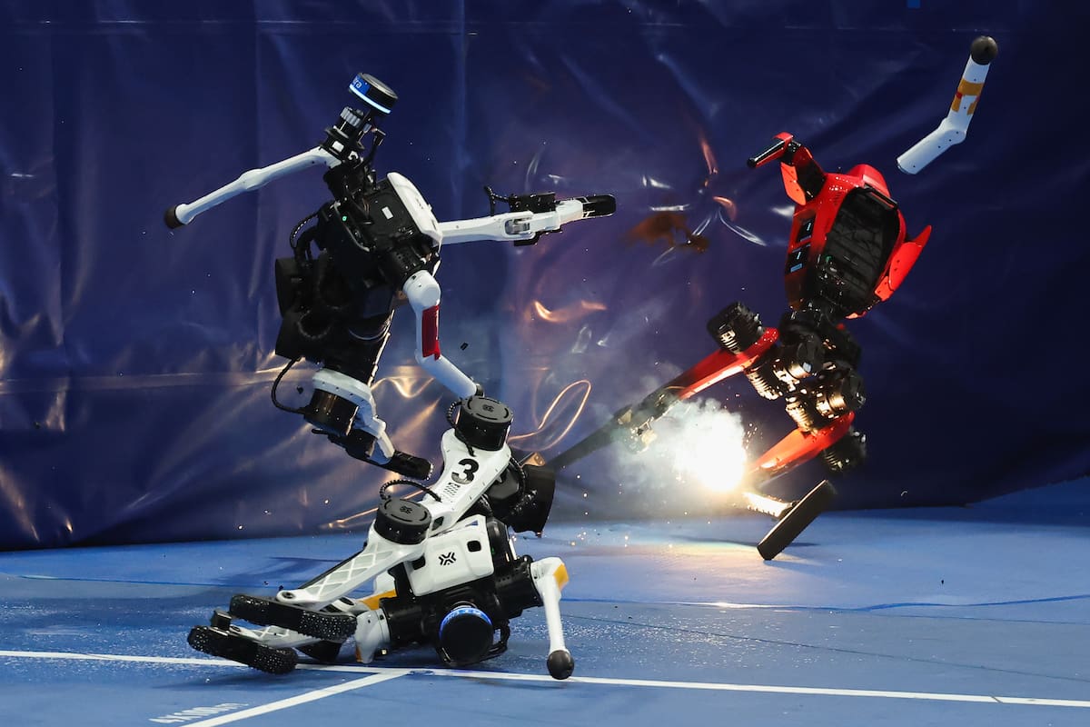 El robot humanoide chocó contra un obstáculo y se incendió al final de la carrera de 100 metros durante los II Juegos Mundiales de Robots Humanoides en el Óvalo Nacional de Patinaje de Velocidad el 25 de agosto de 2026 en Pekín, China