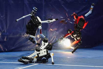 El robot humanoide chocó contra un obstáculo y se incendió al final de la carrera de 100 metros durante los II Juegos Mundiales de Robots Humanoides en el Óvalo Nacional de Patinaje de Velocidad el 25 de agosto de 2026 en Pekín, China