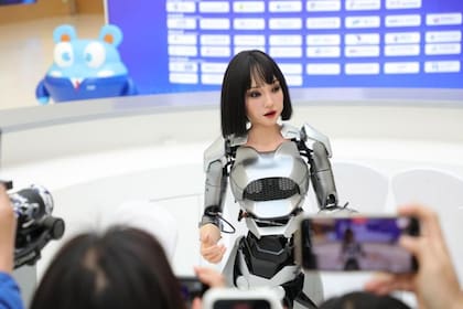 El robot humanoide de contenido generado por IA (AIGC) en el mostrador de información del Foro Zhongguancun 2024 el 24 de abril de 2024 en Pekín, China.