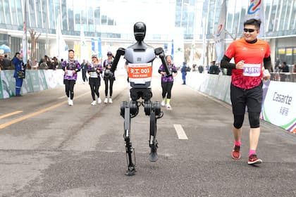 El robot humanoide "Tiangong" se unió para correr los metros finales en la edición anterior de la media maratón de Pekín. Crédito: Beijing Daily.