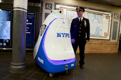 El robot K5, fue instalado con el fin de que sea utilizado por la policía en la estación de metro de Times Square en Manhattan, el 22 de septiembre de 2023.