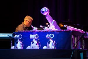 El robot músico Shimon, durante una actuación