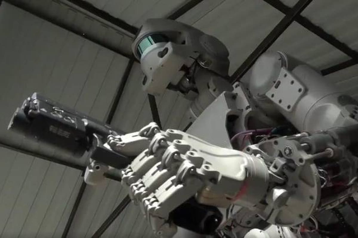 El robot ruso Fedor empuña un arma; el jefe del ejército inglés dice que para la próxima década podrían tener un cuarto de soldados robot en servicio