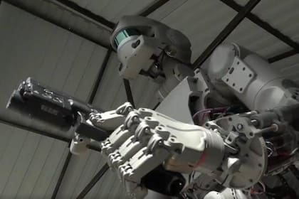 El robot ruso Fedor empuña un arma; el jefe del ejército inglés dice que para la próxima década podrían tener un cuarto de soldados robot en servicio
