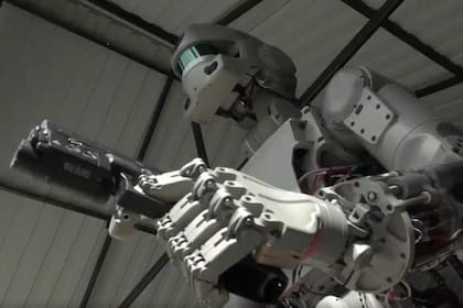 El robot ruso Fedor empuña un arma; el jefe del ejército inglés dice que para la próxima década podrían tener un cuarto de soldados robot en servicio