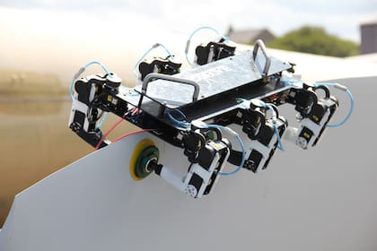 El robot semi-autónomo BladeBUG cuenta con seis patas con ventosas que le permite desplazarse sobre las aspas de 50 metros de los enormes generadores eólicos off-shore para analizar y reparar posibles grietas y fisuras