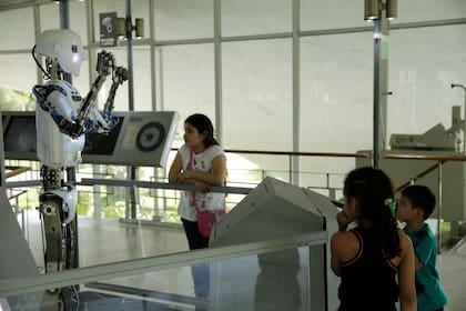 El robot sorprende a los chicos