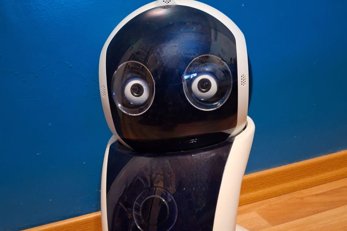 El robot Tooly creado por Natalí Lilienthal para ayudar a adultos mayores