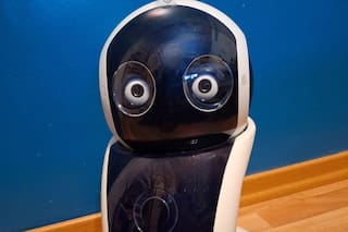 Es argentina y creó un mini-robot que asiste a las personas mayores en tareas cotidianas
