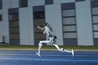 Presentaron un robot humanoide que corre más rápido que Usain Bolt, pero le cuesta frenar